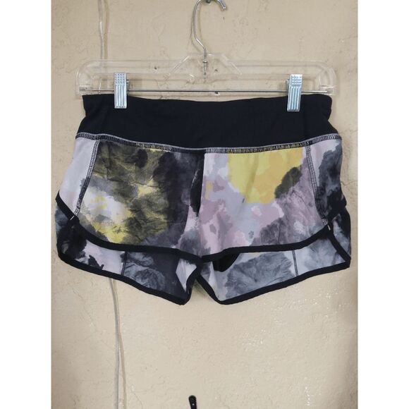233- EUC Size 4 Lululemon Speed Short - Picture 1 of 2